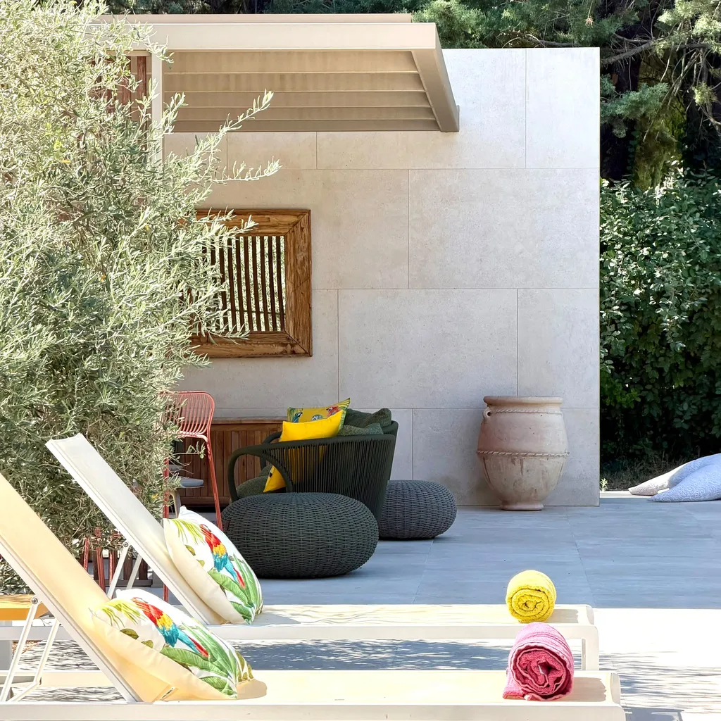 espace détente couvert par une pergola en acier sur mesure avec claustra en bois