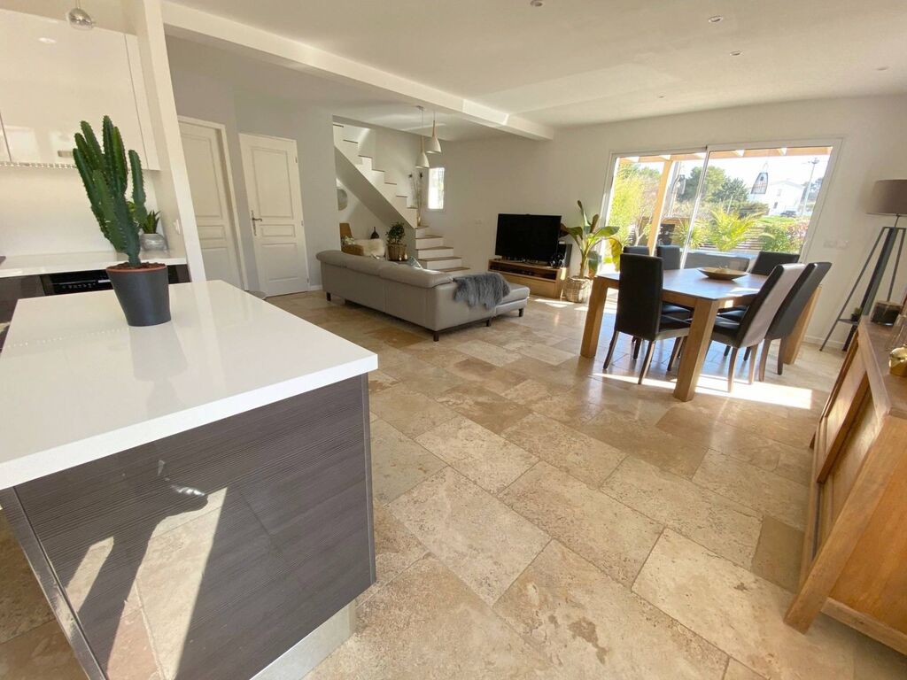 grande villa avec grand terrain plat a la vente roquefort la bédoule