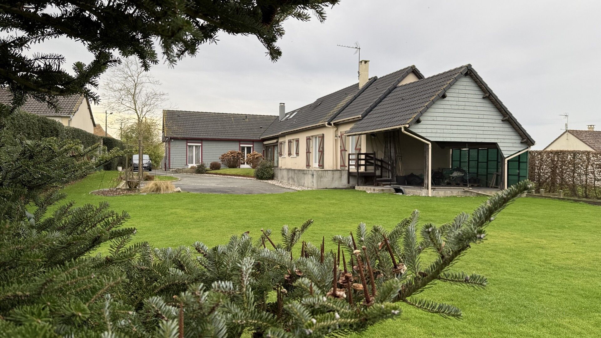 À vendre à Saint-Nicolas-d’Aliermont – longère atypique de 198 m², offrant volumes et configuration modulable.