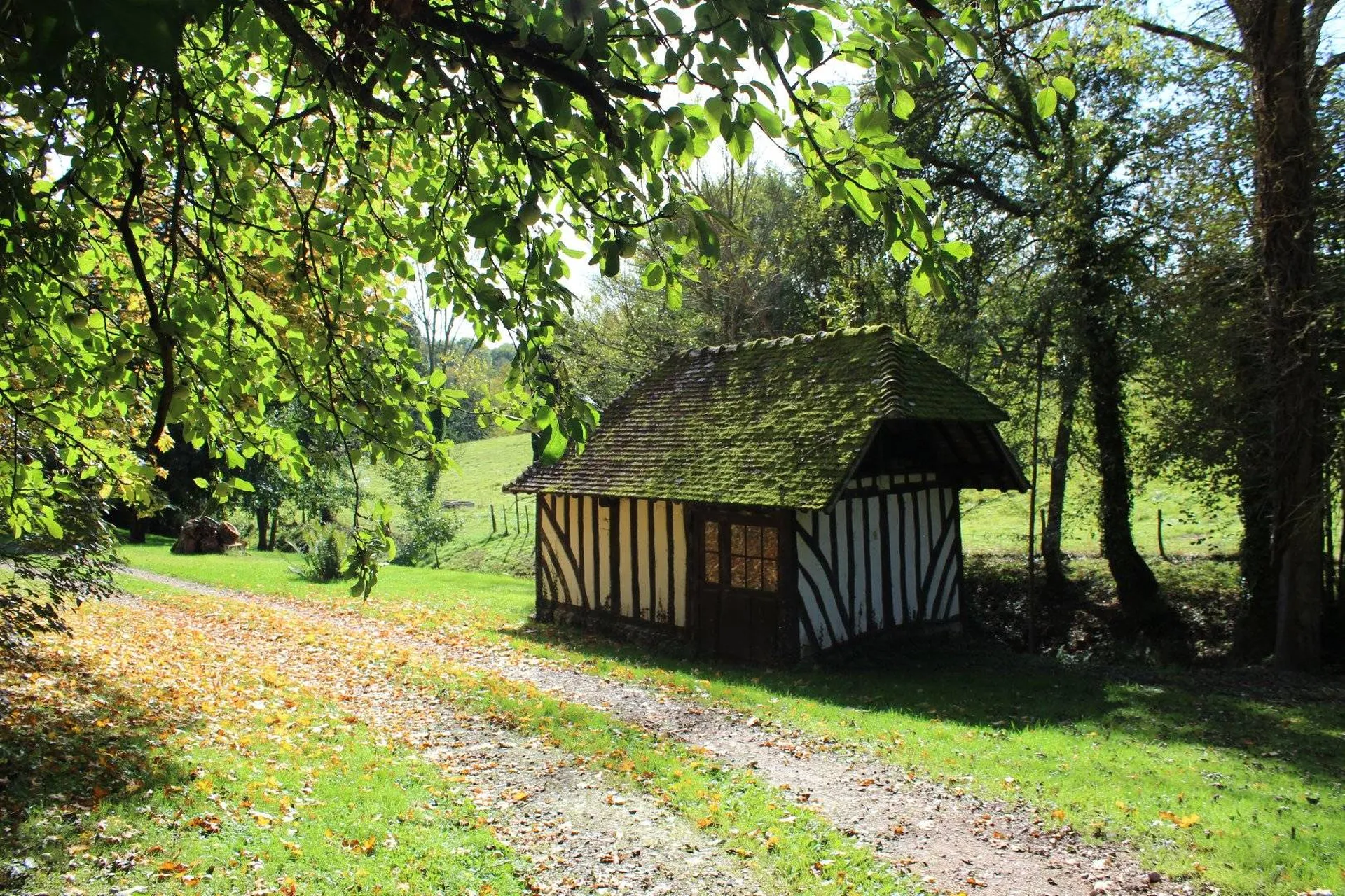 Terres et Demeures de Normandie vous invite à venir visiter cette propriété et ses 14 hectares Calvados 14