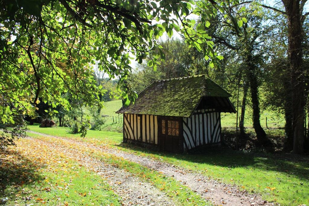 Terres et Demeures de Normandie vous invite à venir visiter cette propriété et ses 14 hectares Calvados 14