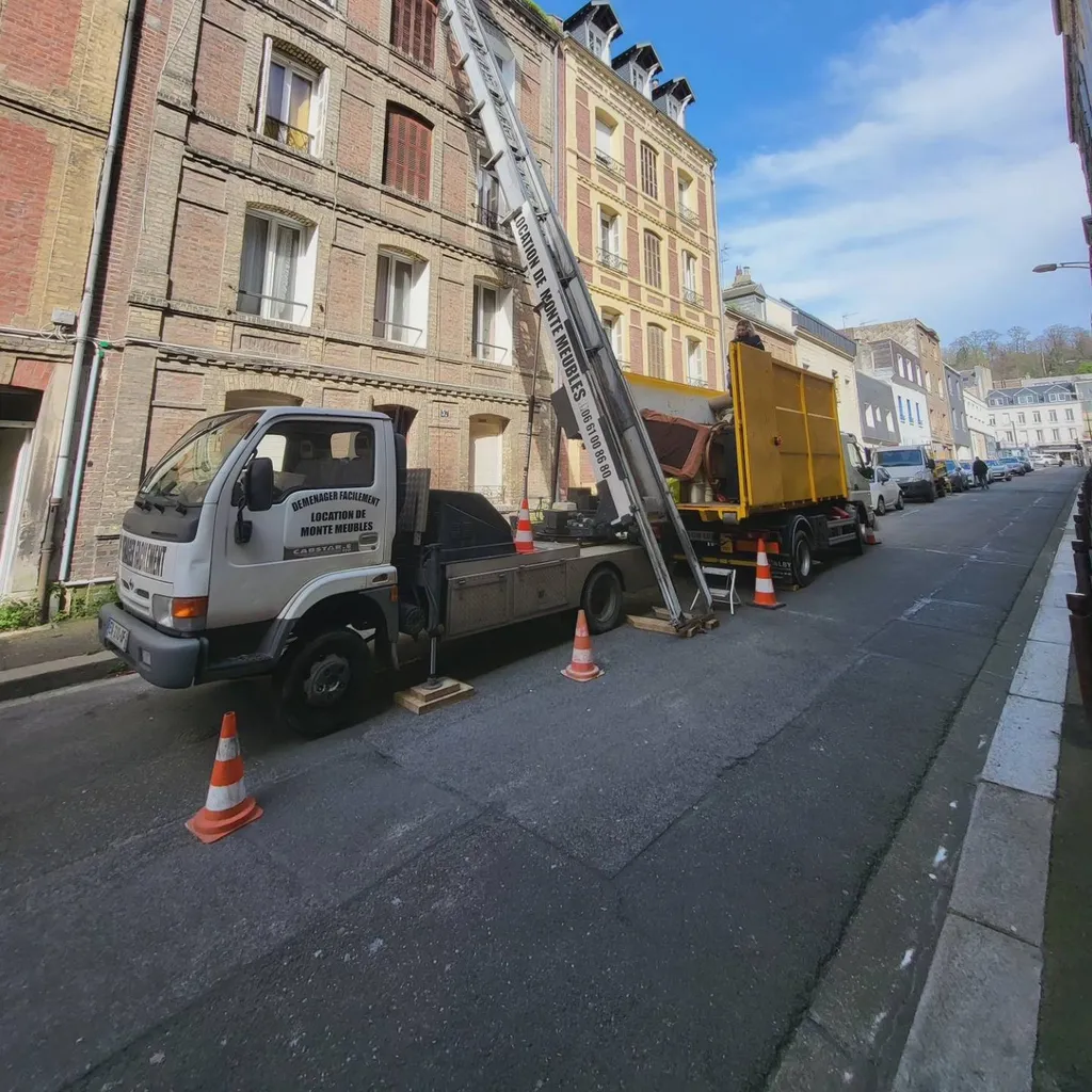Vider un appartement en étage élevé pour un déménagement ou pour nettoyer un squat, avec location de monte-meuble au Havre