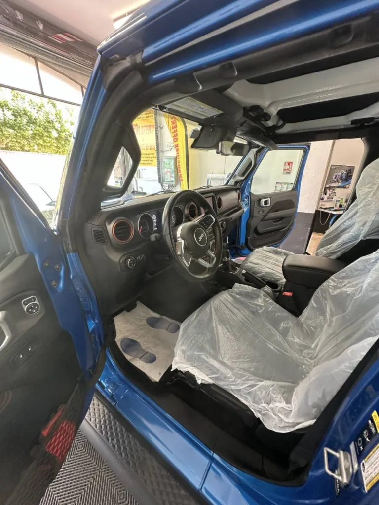Nettoyage intérieur complet premium pour Jeep Gladiator à Marseille 13013 : service sur-mesure pour véhicule tout-terrain exigeant