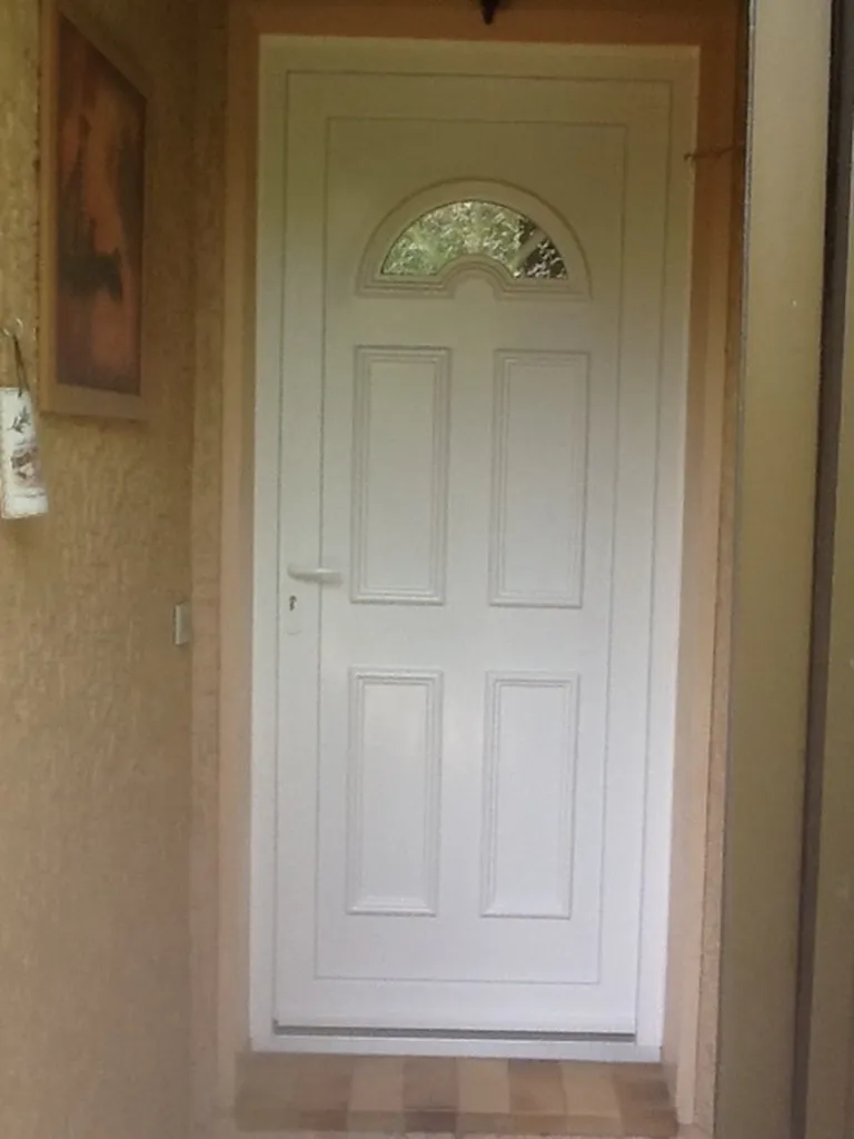 Porte d'entrée en PVC blanc sur Gardanne vue extérieure