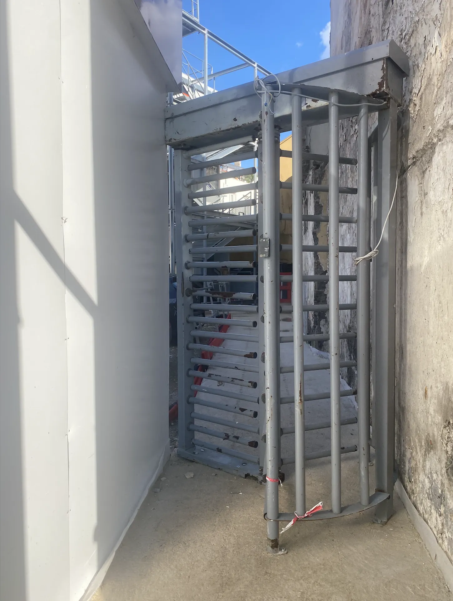 Installation d’un contrôle d’accès tourniquet avec lecteur de carte et badgeage sur base vie à Aubervilliers 93300