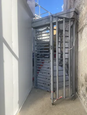Installation d’un contrôle d’accès tourniquet avec lecteur de carte et badgeage sur base vie à Aubervilliers 93300