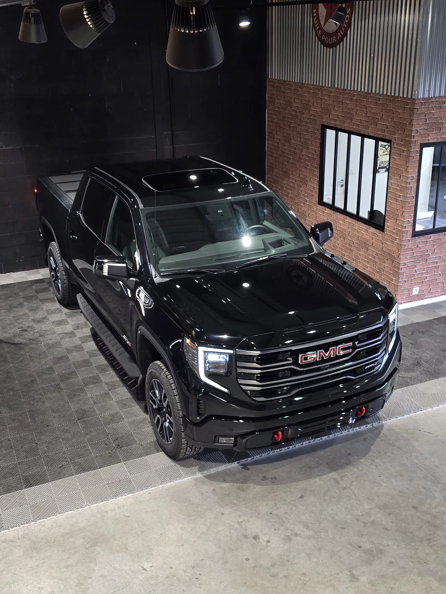 GMC Sierra AT4 noir face avant 3/4 en showroom – pick-up américain homologué France