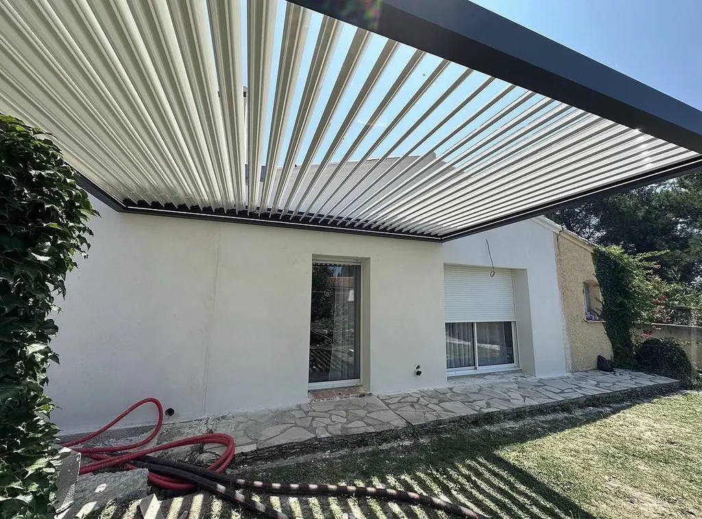 Pergolas bioclimatiques à Meyreuil : confort thermique pour maison vitrée