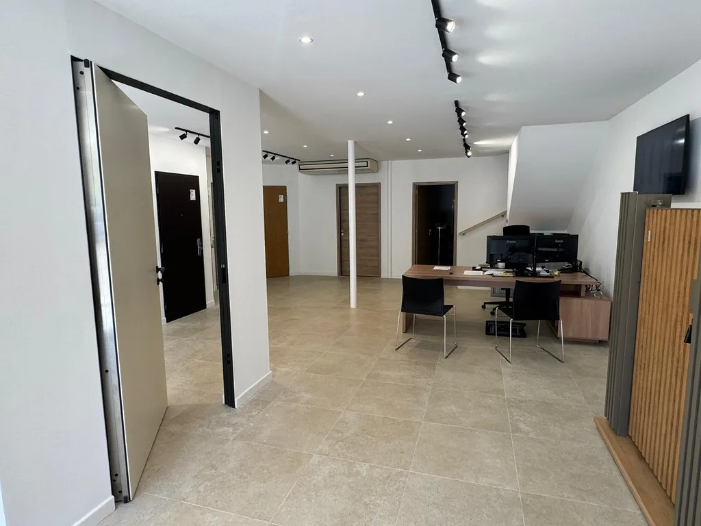 Le showroom SIPP à Ajaccio a été entièrement rénové : venez découvrir nos portes, portails et systèmes de sécurité dans un espace d'exposition repensé pour mieux vous conseiller