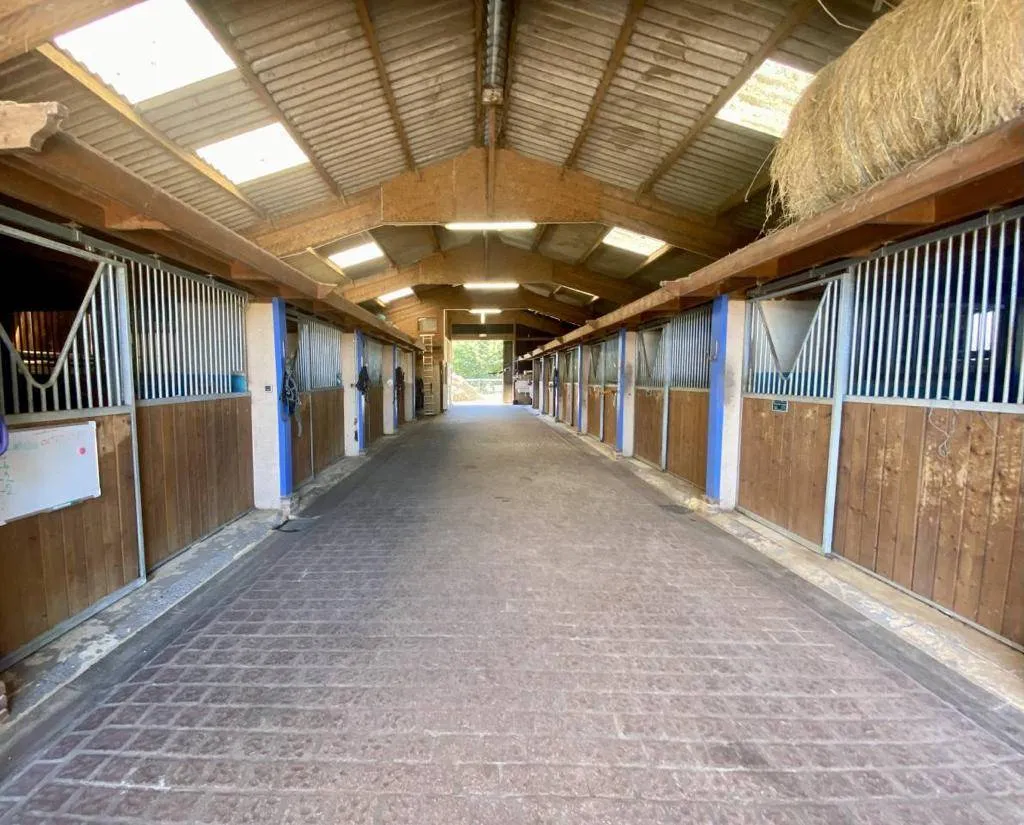 A vendre belle propriété équestre édifiée sur 4.8 hectares de terrain sur la commune de MONTFORT SUR RISLE