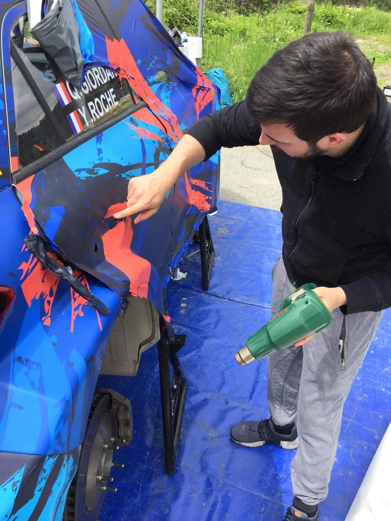 Pose covering sur mesure sur véhicule de compétition