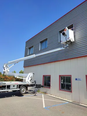 Prestataire spécialisé en film anti-UV pour bâtiments publics à Vitrolles : protection des surfaces vitrées dans écoles, crèches et mairies de la région PACA