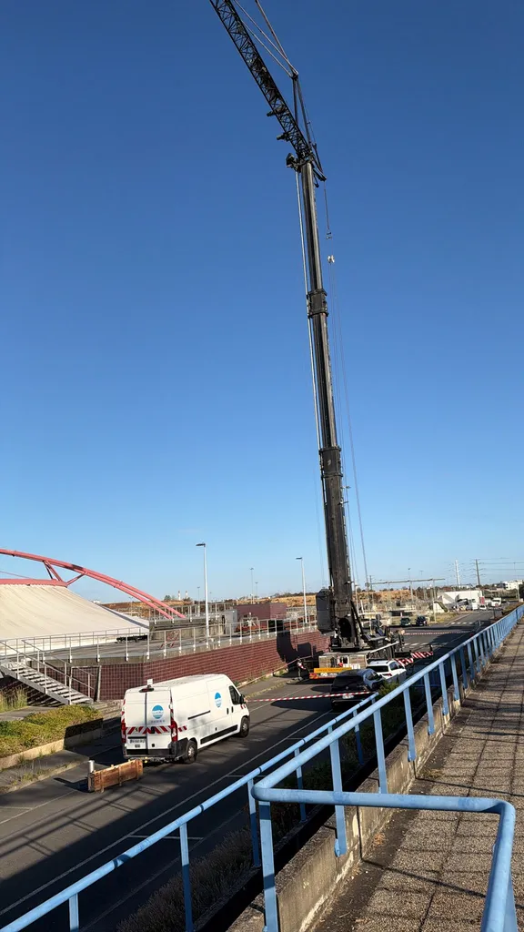 Louez une grue mobile de forte portée pour lever des équipements de process au-dessus des bassins d'une station d'épuration à Achères