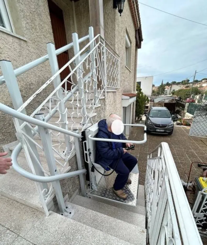 Grande satisfaction pour nos équipes de voir, le plaisir de ce sénior lors de son apprentissage de cette plateforme oblique Lehner Stratos, dans un escalier extérieur près de Marseille