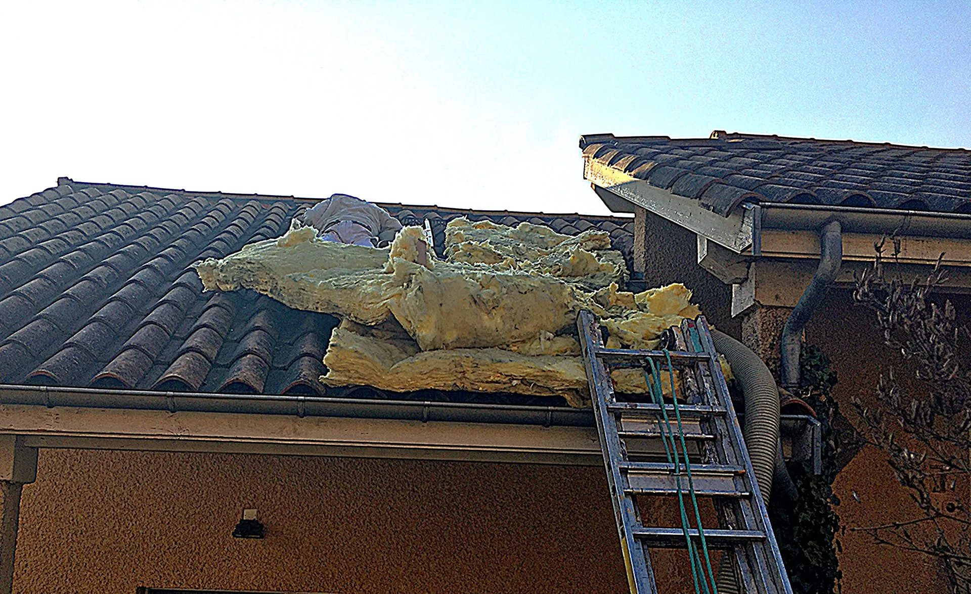 Évacuation de l’ancien isolant des combles avant soufflage de laine de verre dans une maison à Saint-Didier-au-Mont-d’Or (Rhône 69)