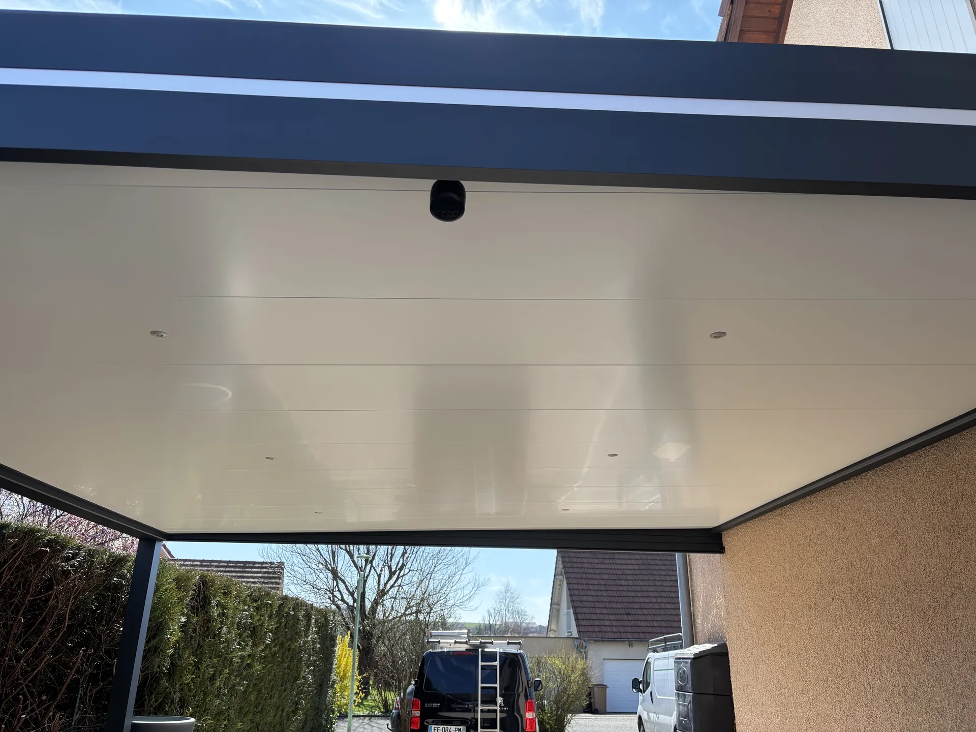 Installation à CHEVREMENT 90340 UN CARPORT Attenant  . Coloris : RAL  7016 Toiture panneau sandwich autoportant 62mm