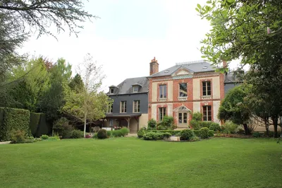 A acquérir, Maison de Maître rénovée d'environ 281m² alliant le charme de l'ancien au confort moderne, au cœur d'Orbec (14290)