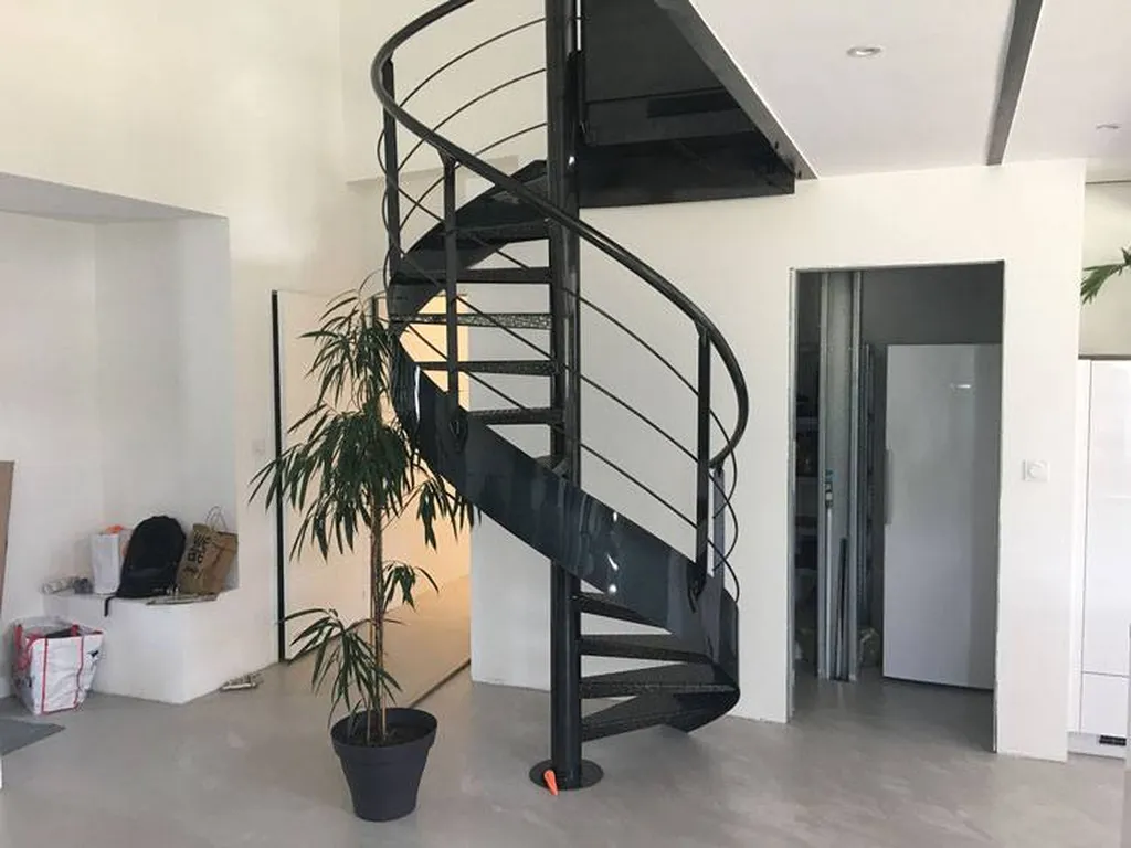 Découvrez cet escalier en bois sur mesure réalisé à Albi, alliant élégance, robustesse et confort. Nos artisans spécialisés ont sélectionné des matériaux de qualité pour créer un escalier durable, parfaitement adapté à l’espace et au style de la maison. C