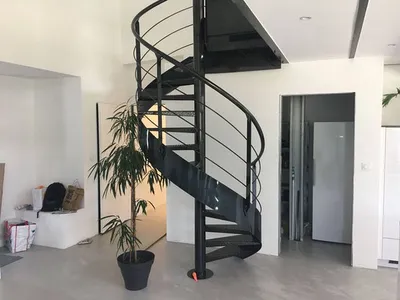 Découvrez cet escalier en bois sur mesure réalisé à Albi, alliant élégance, robustesse et confort. Nos artisans spécialisés ont sélectionné des matériaux de qualité pour créer un escalier durable, parfaitement adapté à l’espace et au style de la maison. C