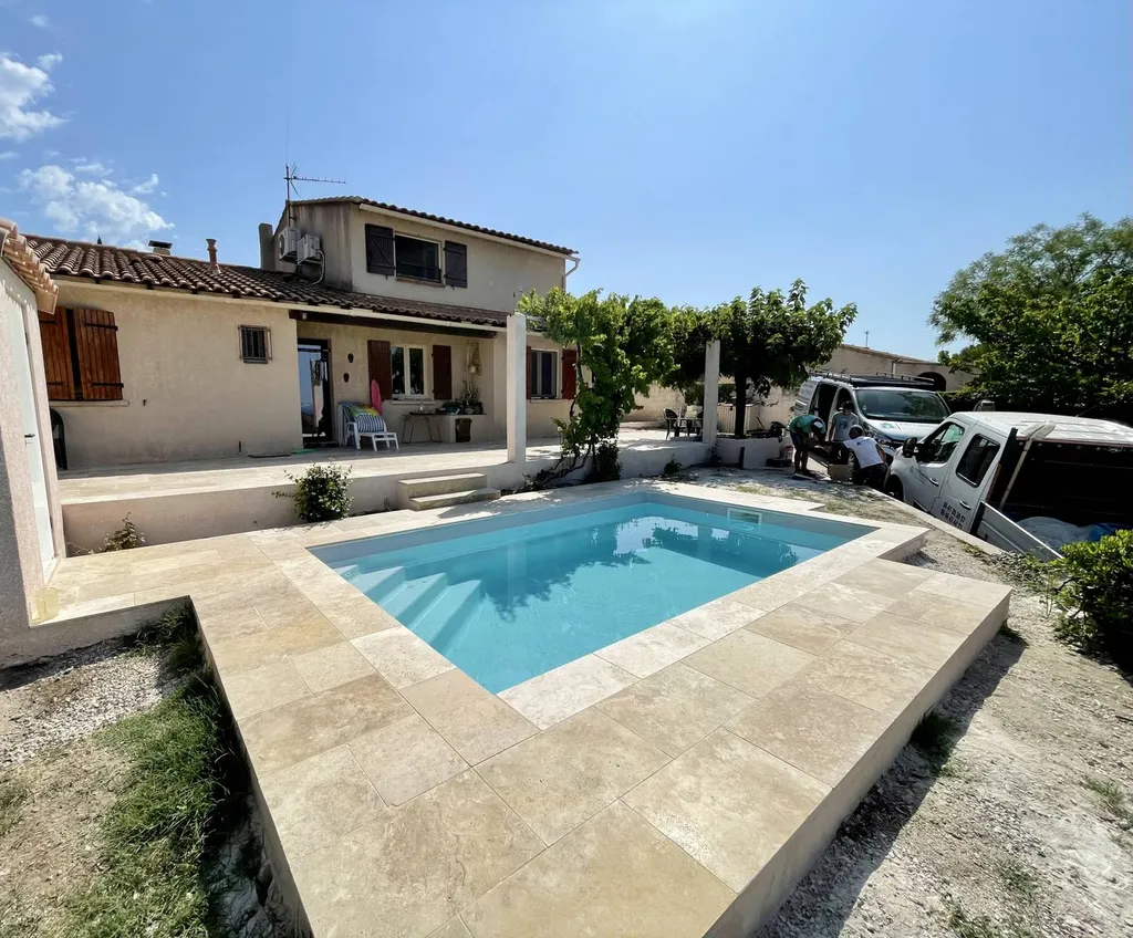 réalisation d'une terrasse extérieur en travertin beige Velaux 13880