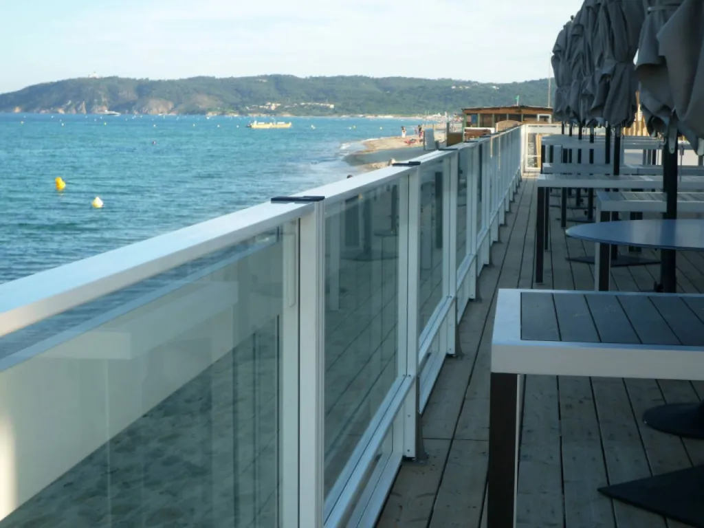 Installation de paravents pour plage privée sur Ramatuelle