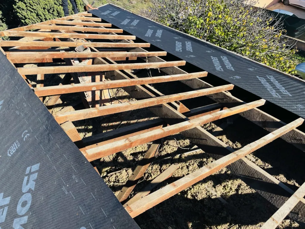 Réalisation des couvreurs de Solutoiture sur une changement de toiture de maison près de Aix en Provence