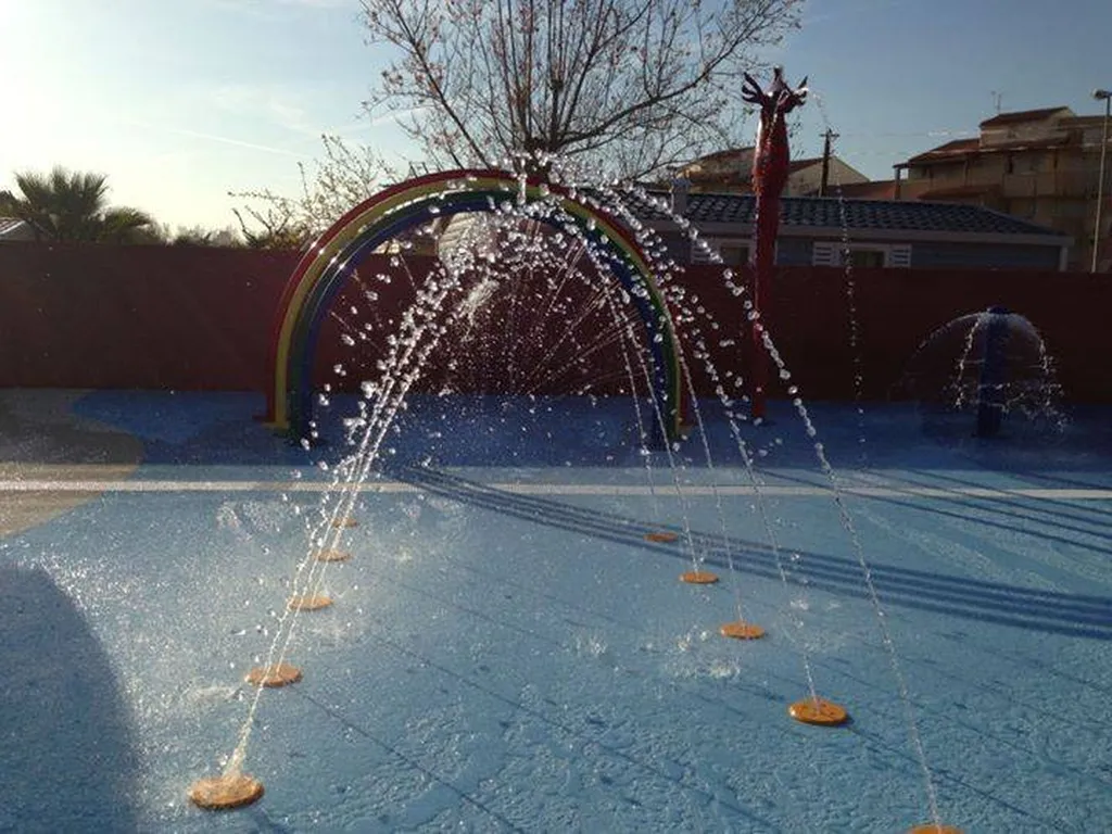 je recherche un camping avec une piscine et des jets d'eau pour toute la famille sur portiragnes