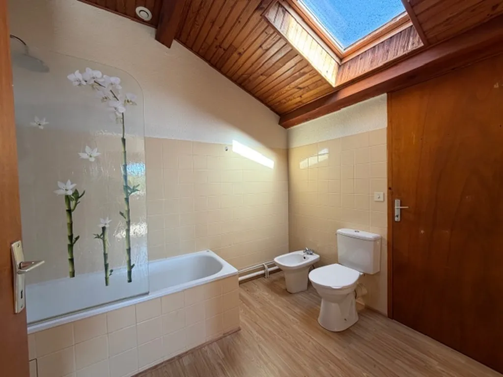 Maison à étage de 3 chambres avec garage