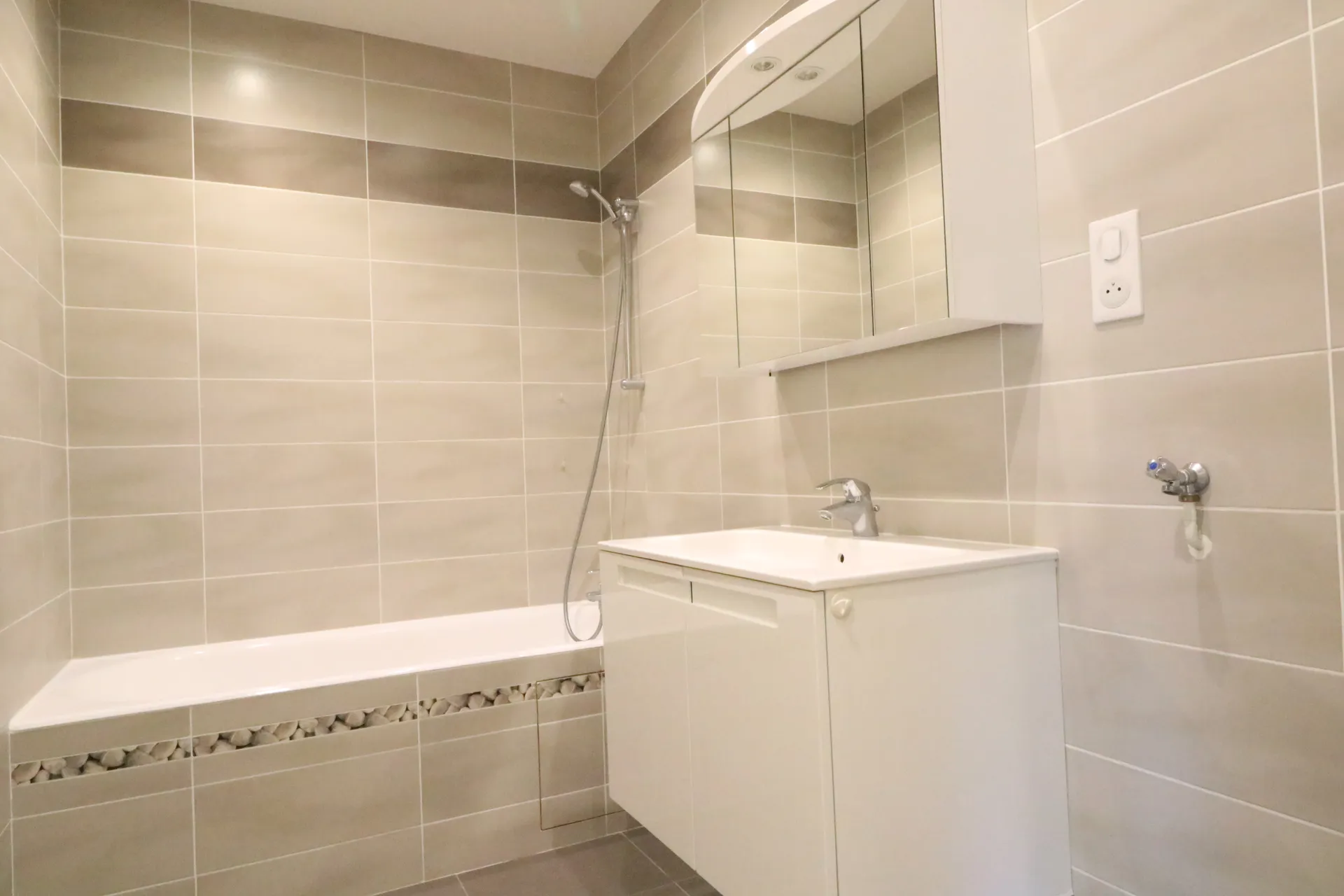 salle de bain avec séche linge te lave linge appartemennt à louer chez Helix immobilier le Vésinet