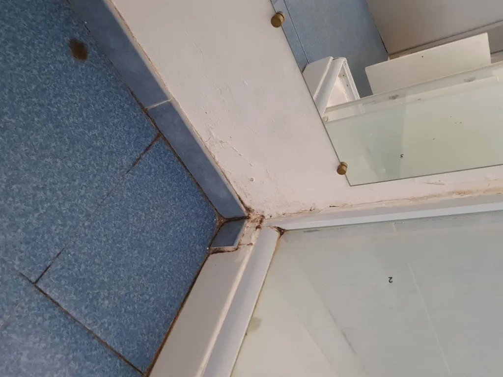 Sol de salle de bain avant rénovation