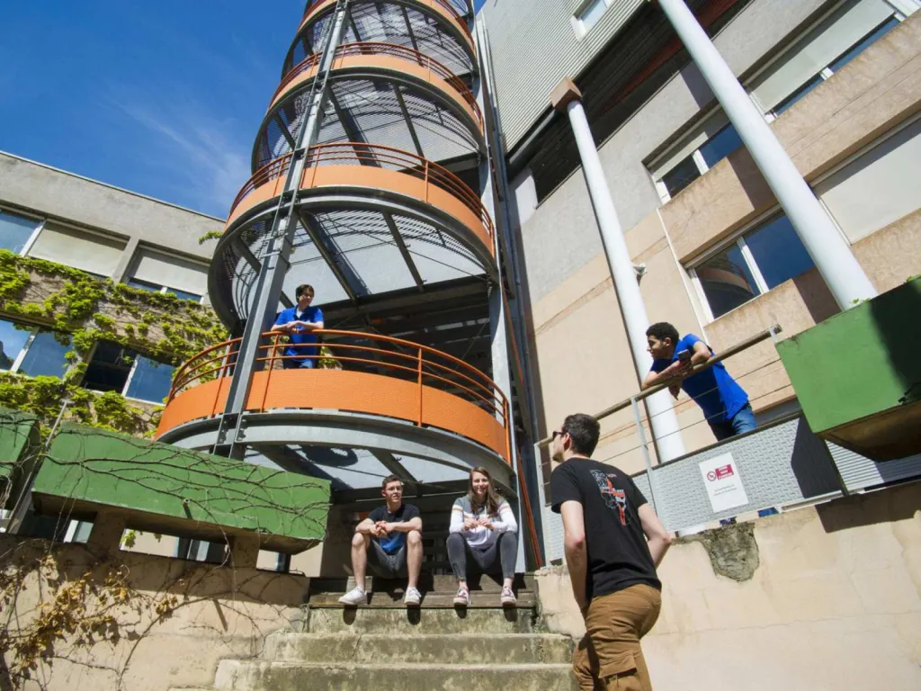 photographe pour école d'ingénieurs EPITA Lyon élèves dans la cour intérieur de l'établissement