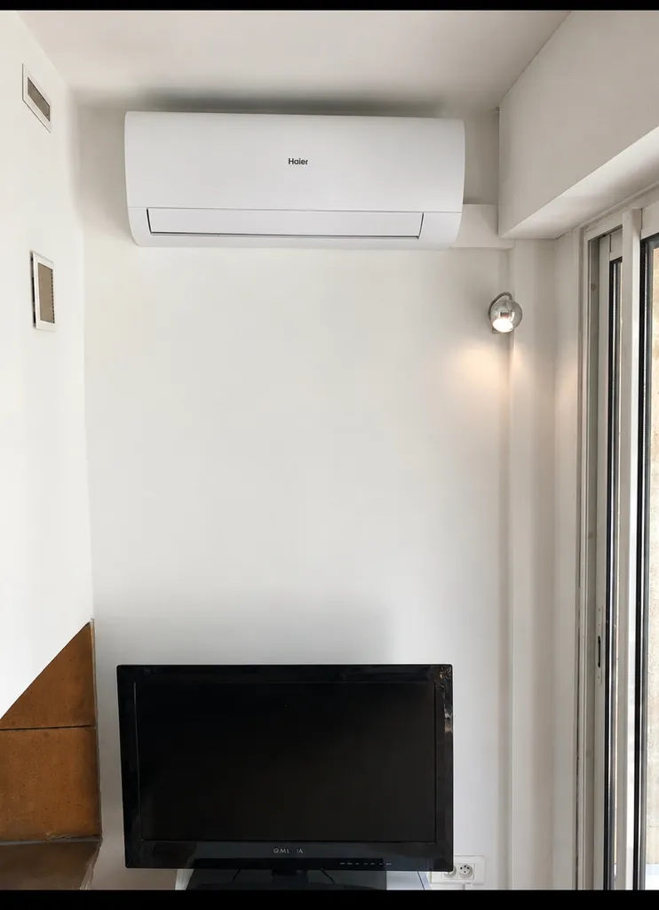 Installation d'un système de climatisation réversible dans une maison de village 
