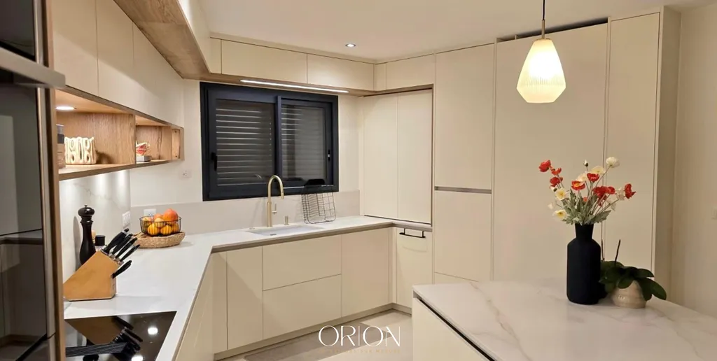Cuisine sur mesure avec porte dérobée et plaque aspirante à Castelmaurou, près de Toulouse