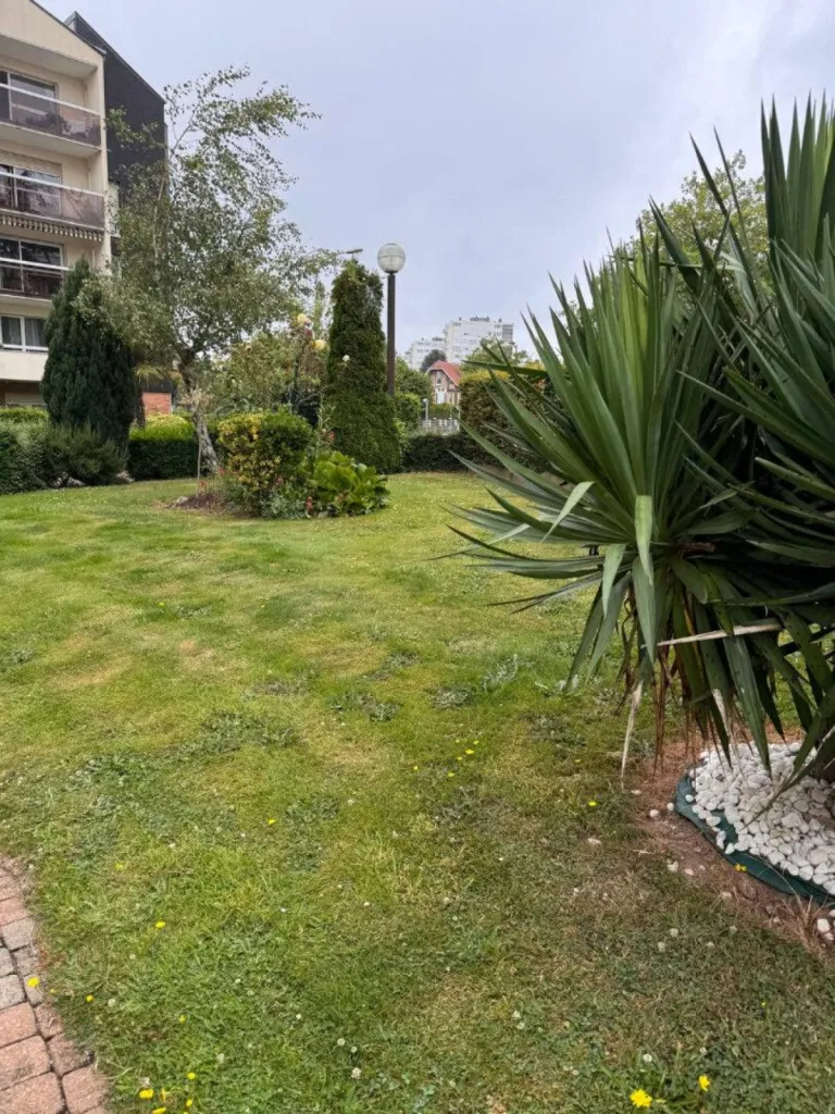 Disposant d'une place de parking et d'une cave