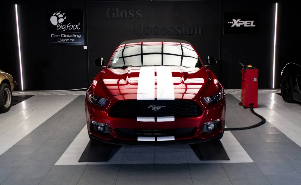 Gloss Obsession a réalisé un covering précis sur cette Ford Mustang, soulignant son style sportif sans altérer sa peinture d’origine.