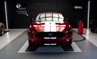 Gloss Obsession a réalisé un covering précis sur cette Ford Mustang, soulignant son style sportif sans altérer sa peinture d’origine.