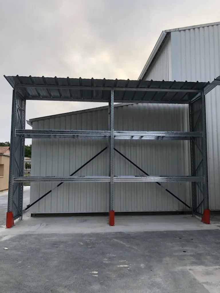 Installer un palettier extérieur avec bardage et toiture pour protéger vos stocks à Toulouse et en Dordogne