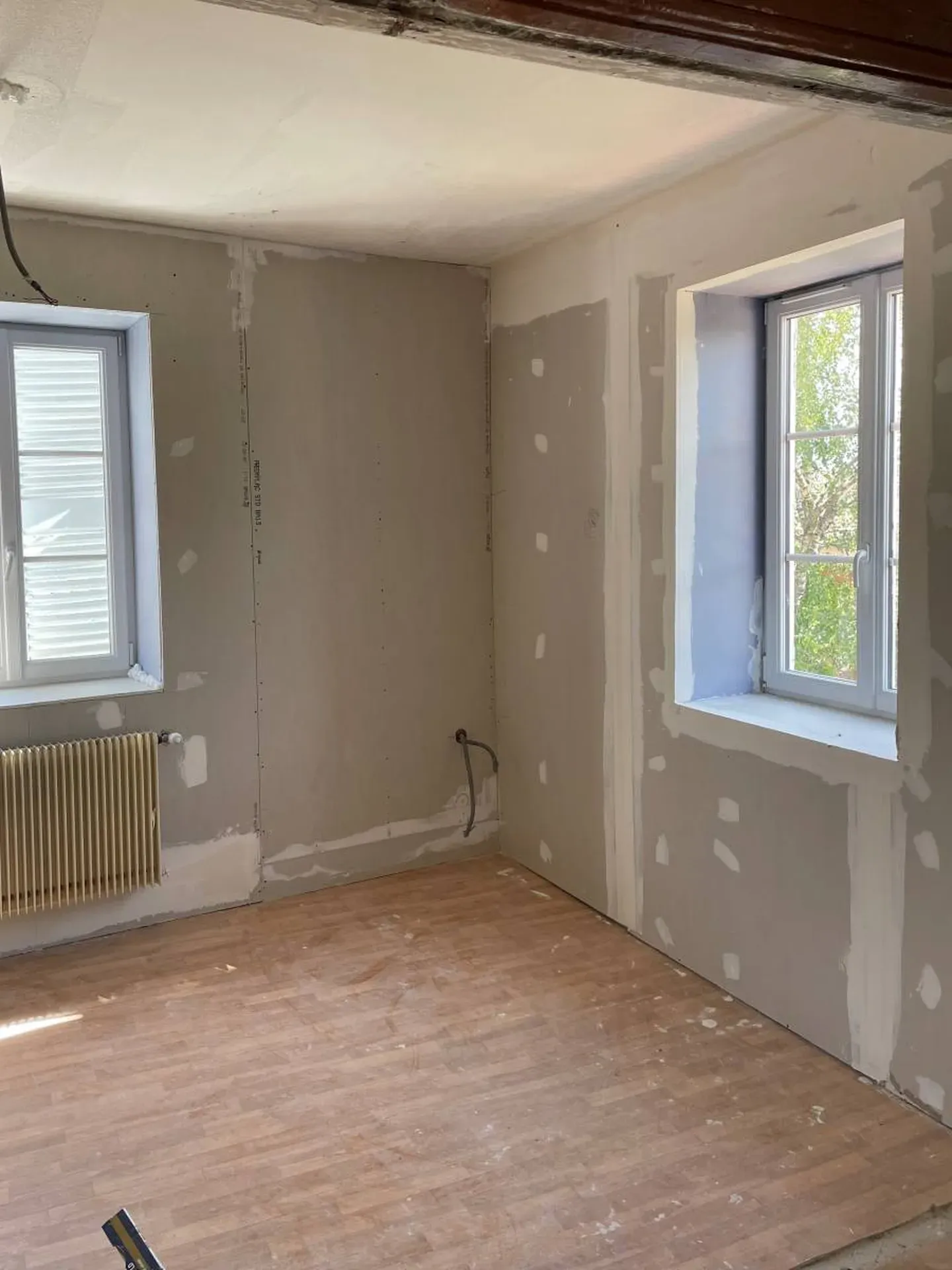 Résultat après isolation thermique intérieure avec doublage des murs, avant travaux de finition à Anse (Rhône 69