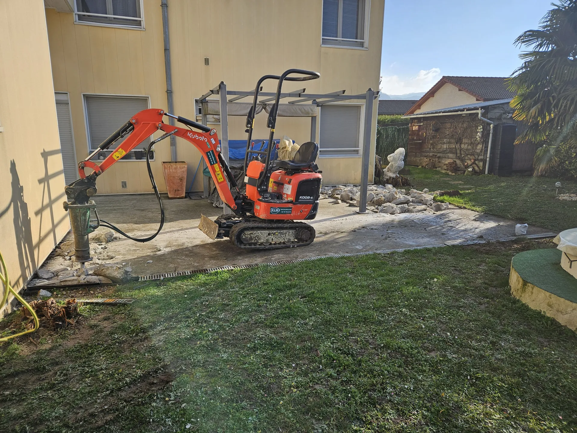 Travaux de VRD chez un particulier avec démolition de dalle et évacuation des déblais par artisan terrassier à Ambérieu-en-bugey