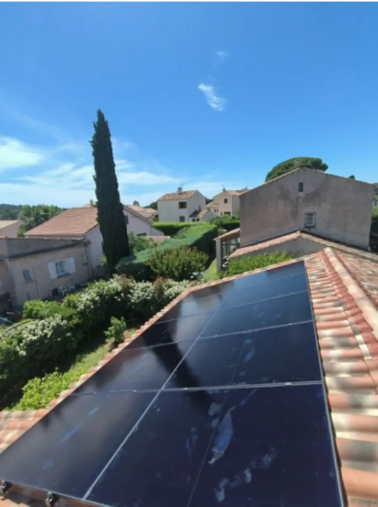 Pose de panneaux photovoltaïques sur une toiture de maison à La Garde dans le Var