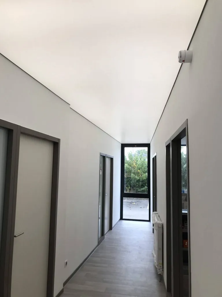 Pose d'une première toile de protection et diffusante, avant la pose de la seconde toile - CAF Carcassonne