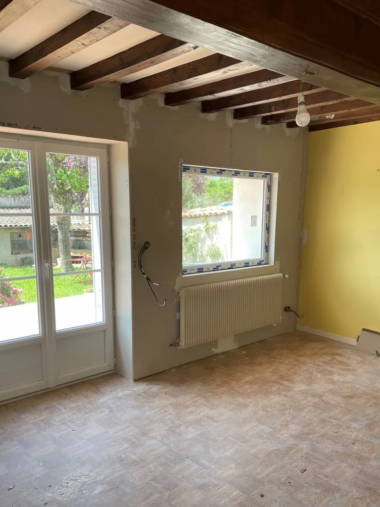 Fenêtre après isolation thermique intérieure (ITI), garantissant une meilleure étanchéité et un confort thermique optimal