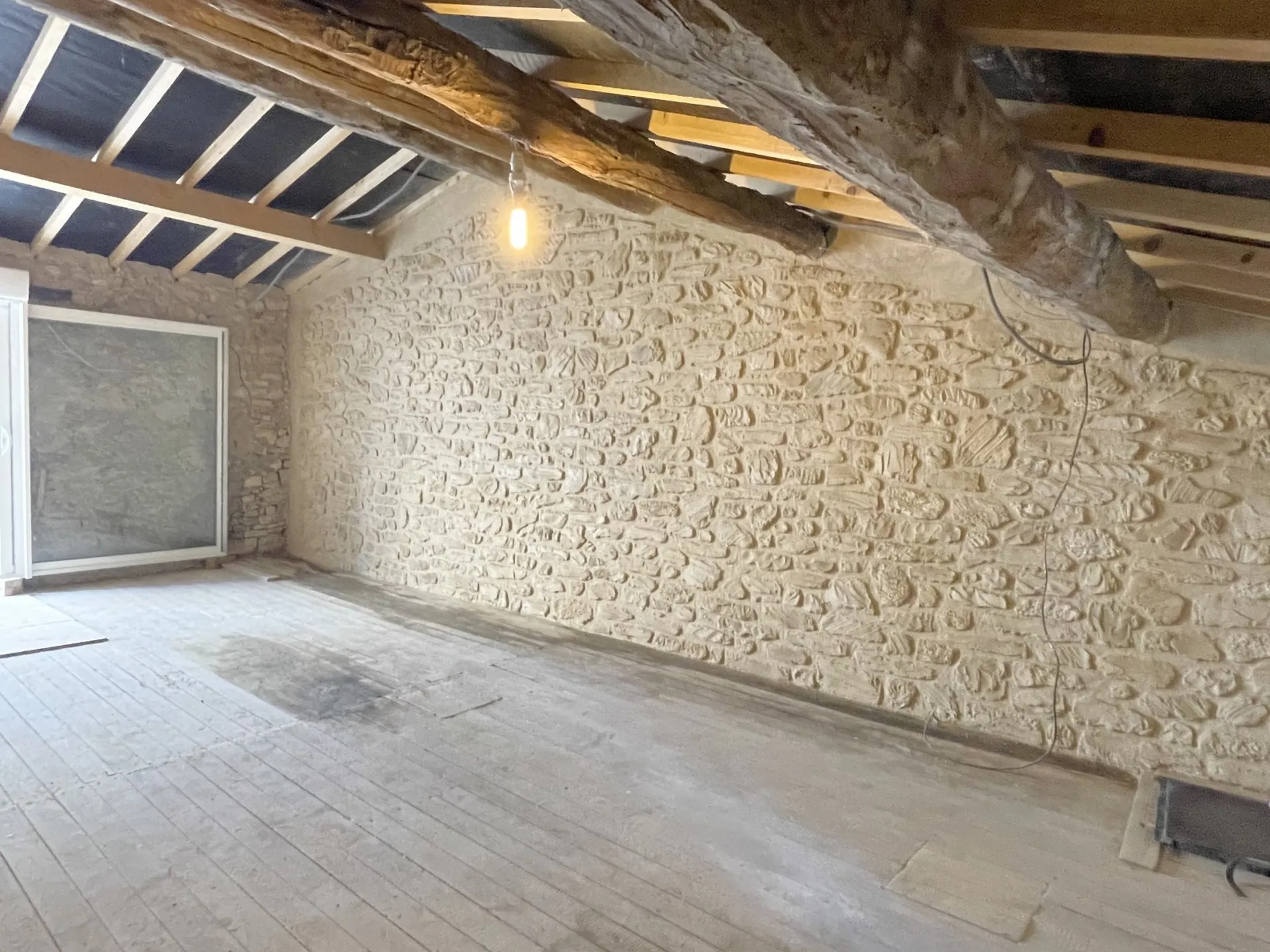Rénovation des murs d’une chambre parentale à la chaux à Causses et Veyran proche de Béziers dans l’Hérault