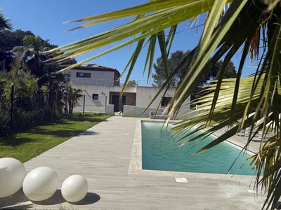 A vendre villa récente de Type 5 avec piscine sur 1 792 m² de terrain à Roquefort-la-Bédoule Proche de Cassis 