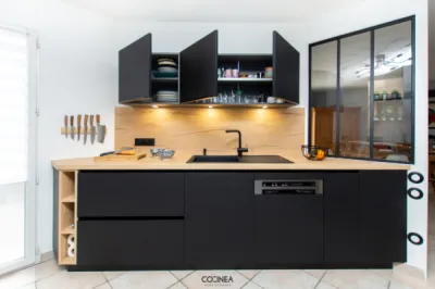 Conception et installation d’une cuisine ARMONY moderne avec accessoires MSA et sanitaire FRANKE à Castelginest