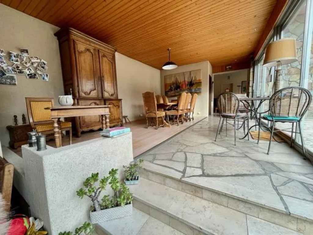 A saisir magnifique maison plain-pied de 220 m² sur un terrain de 1890 m² avec piscine commune de ST AUBIN LES ELBEUF 76410