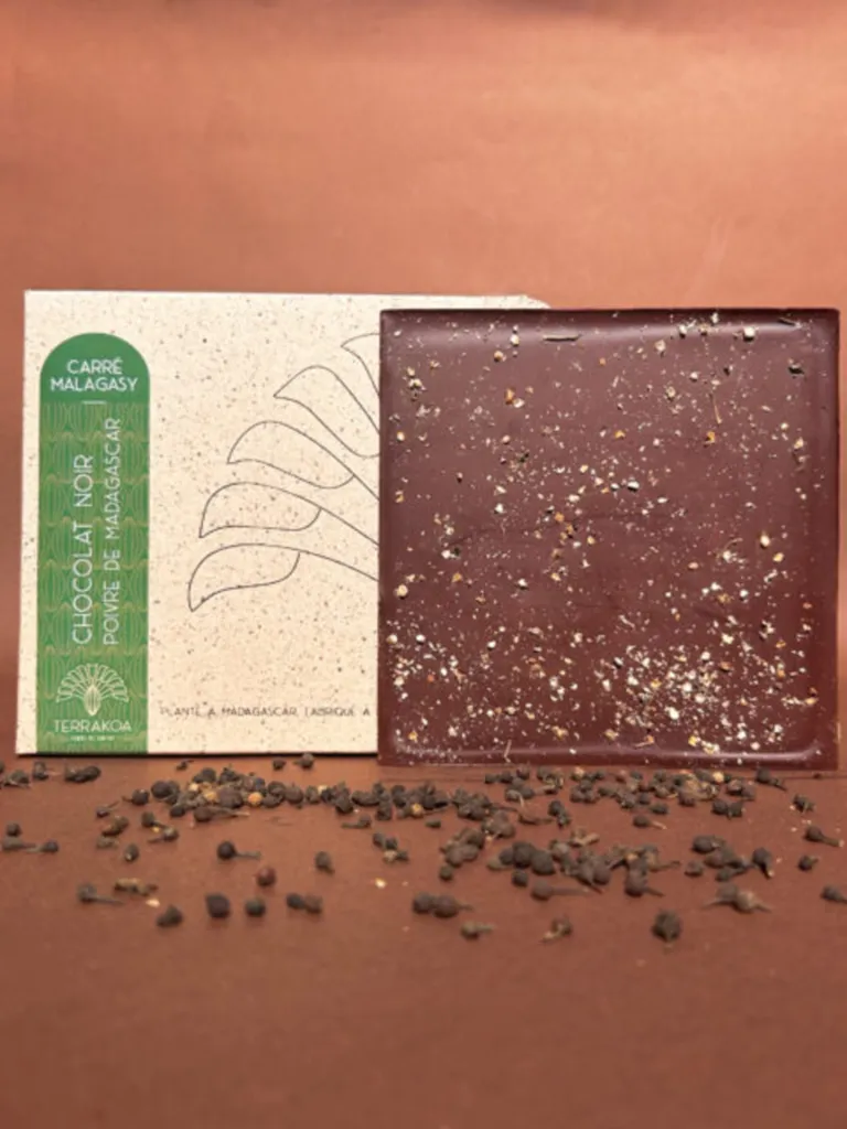 L’intensité pure d’un cacao d’exception sublimée par la délicatesse aromatique du poivre pour une expérience sensorielle authentique du terroir du Sambirano
