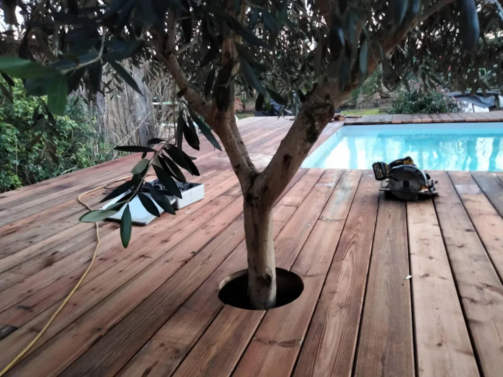 Construction de terrasse bois en pin surélevée autour d'une piscine sur le Bassin d'Arcachon