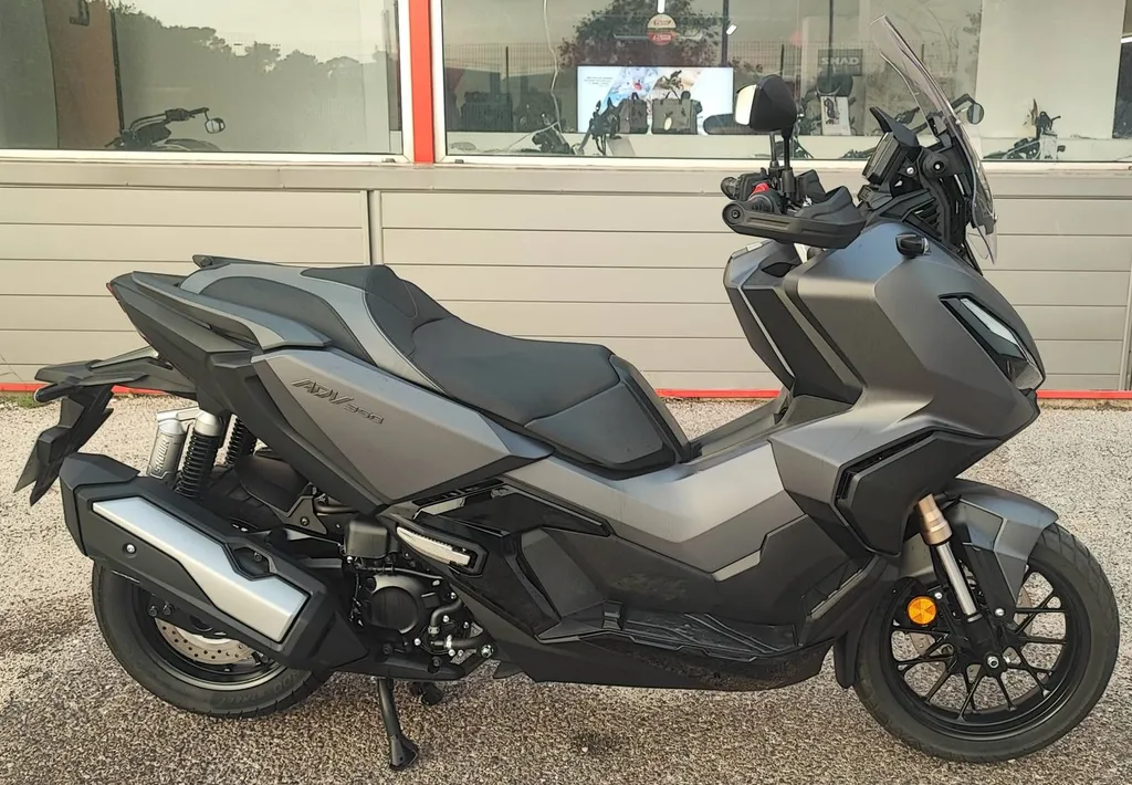 HONDA ADV 350 du 03/2023 avec 6400 km.