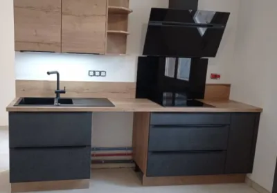 Installation d’une cuisine contemporaine avec façades gris ardoise et évier en résine à Nailloux près de toulouse